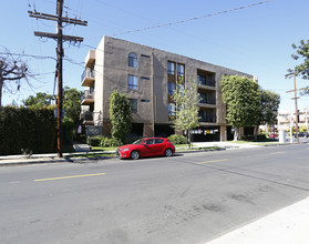 Magnolia Palms Apartments in Van Nuys, CA - Building Photo - Building Photo