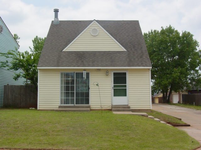 1936 Lariat Cir in Edmond, OK - Building Photo