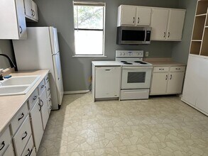 1441 Gatlin Creek Rd in Dripping Springs, TX - Foto de edificio - Building Photo