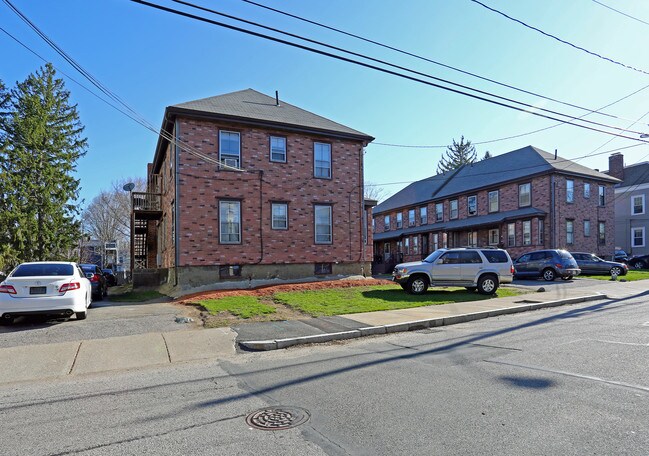 2-8 Robbins Pl in Waltham, MA - Foto de edificio - Building Photo