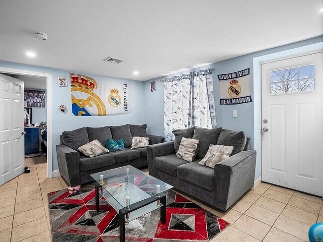 16 Washington Sq, Unit #1 in Revere, MA - Building Photo - Building Photo