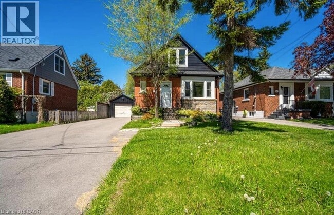 property at 42 E 41st St