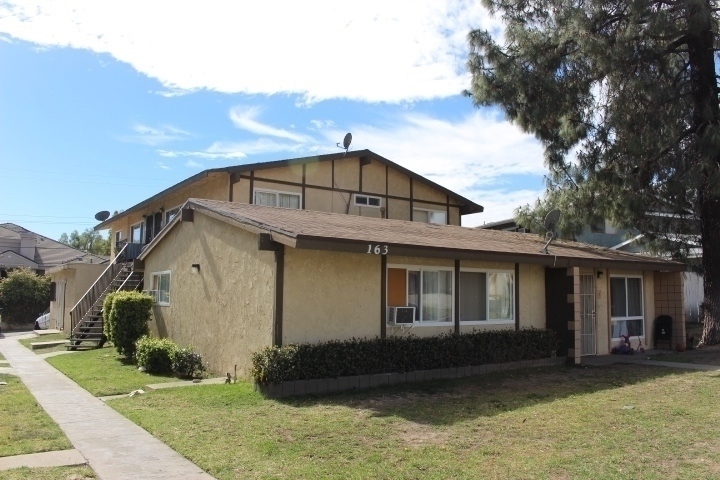 163 W Cascade Dr in Rialto, CA - Foto de edificio