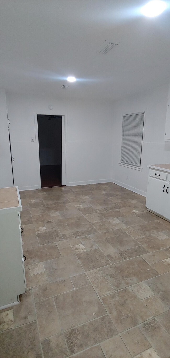 470 Co Rd 857 in Buna, TX - Foto de edificio - Building Photo