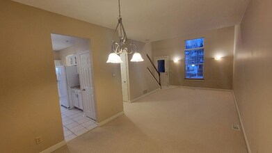 2158 Kenyon St, Unit B in Louisville, OH - Foto de edificio - Building Photo