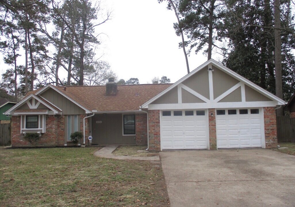 2106 Woodway Dr in New Caney, TX - Building Photo