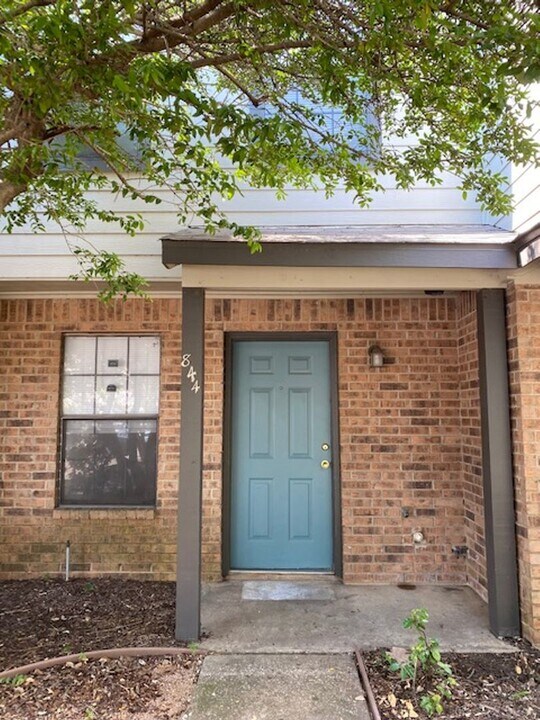 844 W Collins St in Denton, TX - Foto de edificio