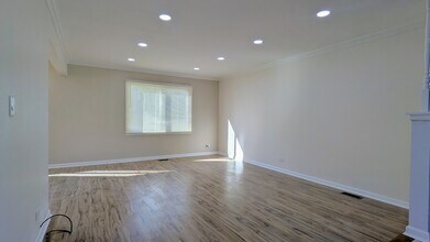 650 Shining Water Dr in Carol Stream, IL - Building Photo - Building Photo