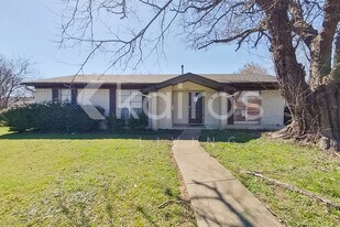 350 E Davis Cir in Duncanville, TX - Building Photo