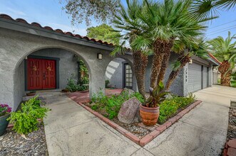 2400 La Solana Way in Las Vegas, NV - Building Photo - Building Photo