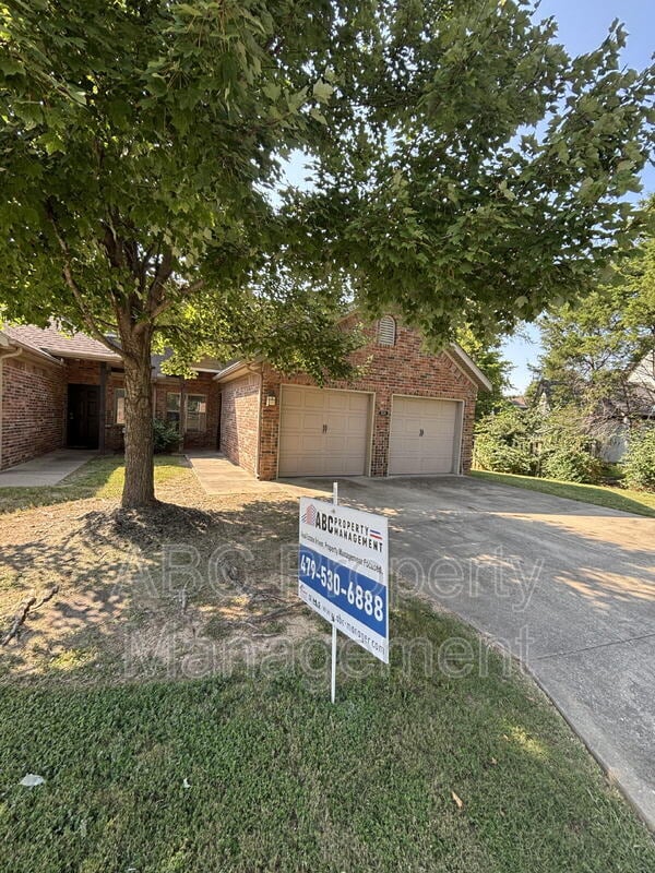 property at 3220 W Montrail Pl