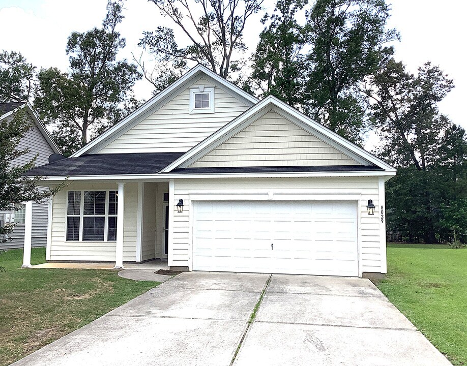 8029 Hyannis Ct in North Charleston, SC - Building Photo