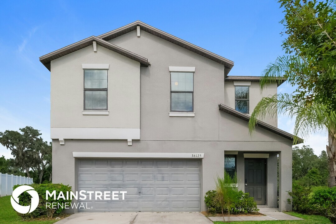 36125 Stable Wilk Ave in Zephyrhills, FL - Foto de edificio