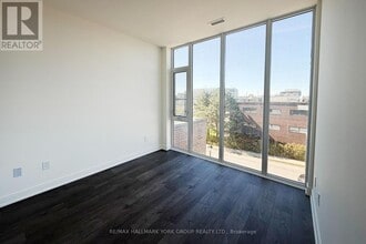 715 Davis Dr in Newmarket, ON - Building Photo - Building Photo