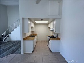 2340 Benidorm Cir-Unit -104 in Corona, CA - Foto de edificio - Building Photo