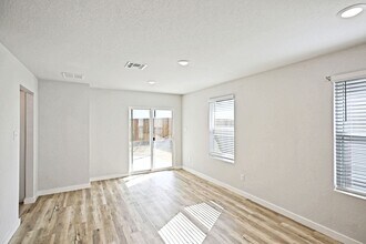 2561 Solon Ln in Seguin, TX - Building Photo - Building Photo