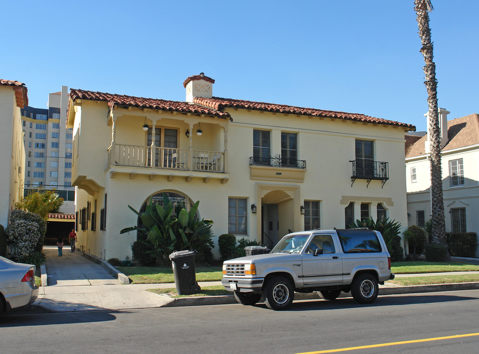 421 S Cochran Ave in Los Angeles, CA - Building Photo