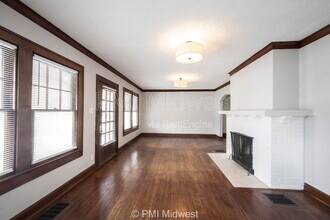 4905 Broadway St in Indianapolis, IN - Foto de edificio - Building Photo