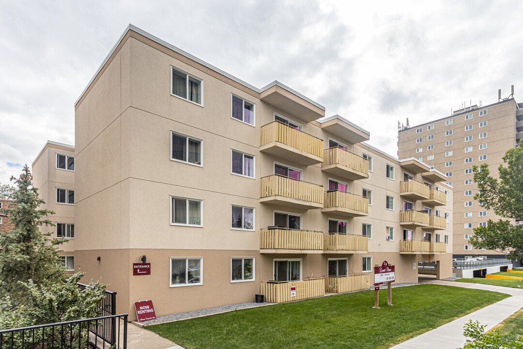 Emmett Manor in Edmonton, AB - Building Photo