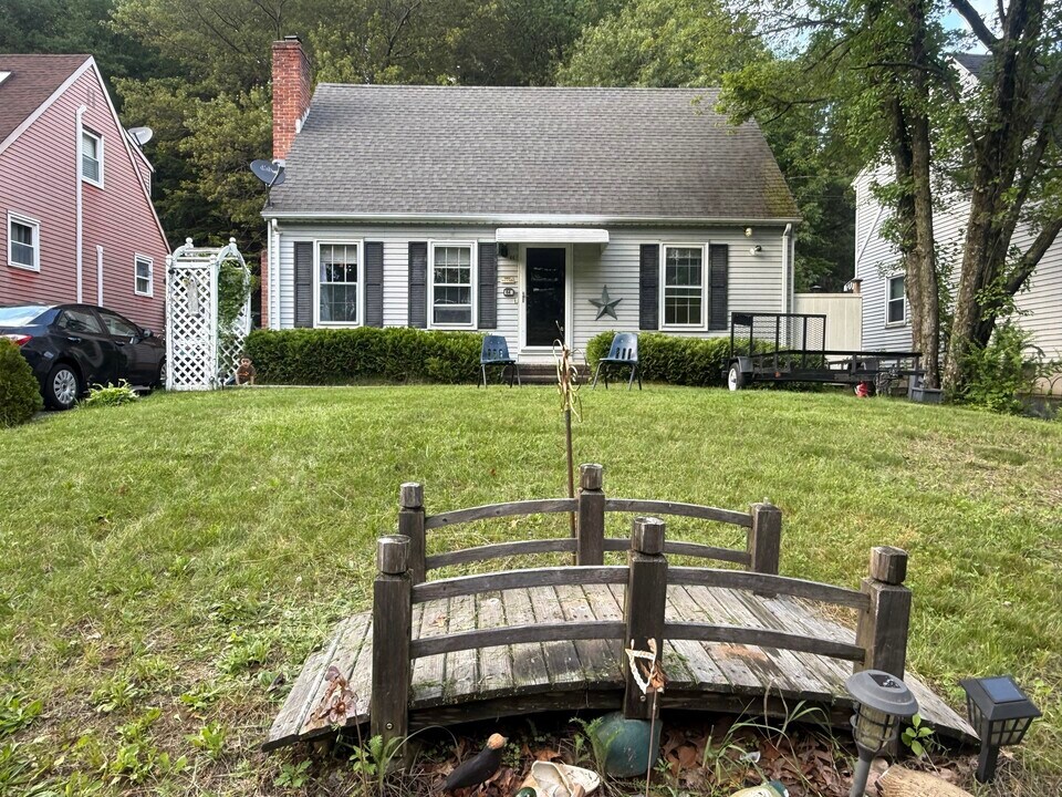 84 Barlow St in Bristol, CT - Building Photo