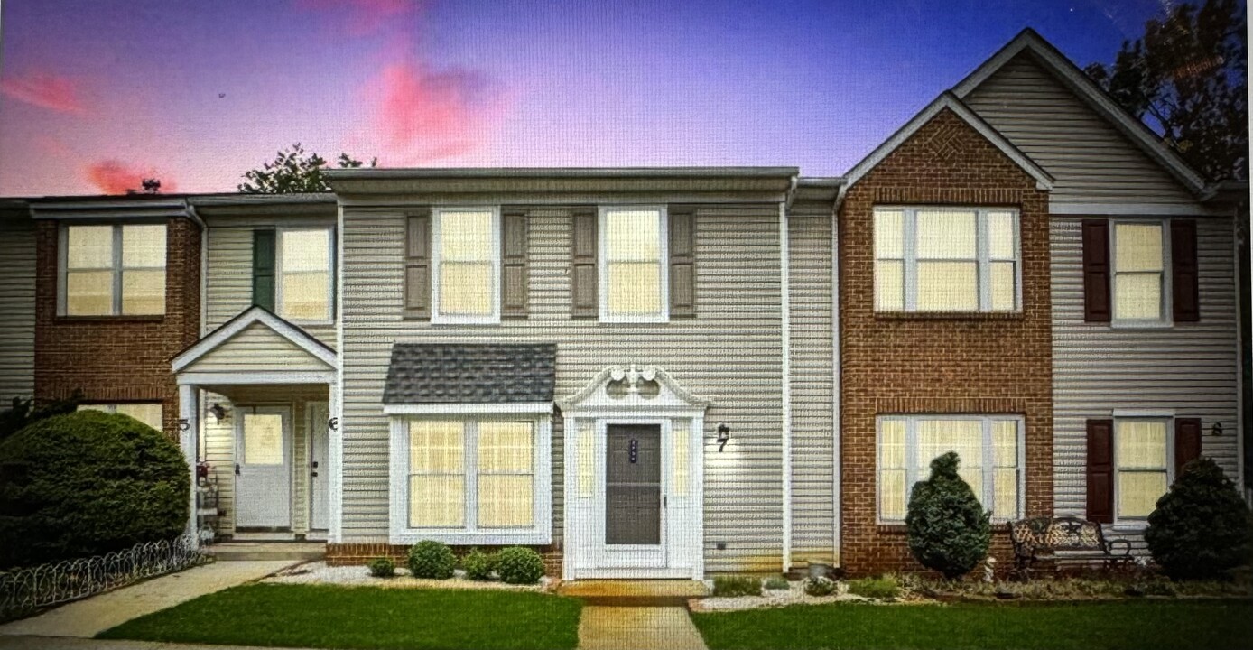 27 Haverford Ct in Freehold, NJ - Building Photo