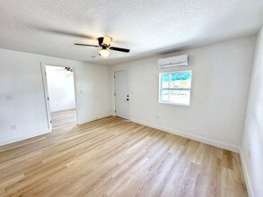 4605 N Hubert Ave in Tampa, FL - Building Photo - Building Photo