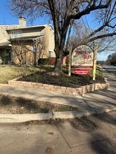 Towne Oaks Townhomes in Irving, TX - Building Photo - Building Photo