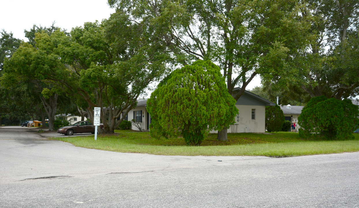 Caroline Court in Tavares, FL - Building Photo