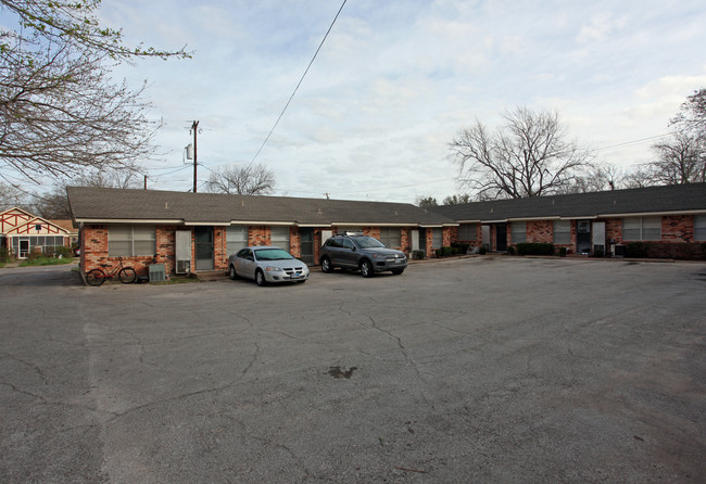 915 N Preston St in Ennis, TX - Building Photo - Building Photo