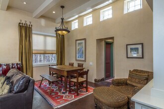 572 W San Francisco St in Santa Fe, NM - Building Photo - Building Photo