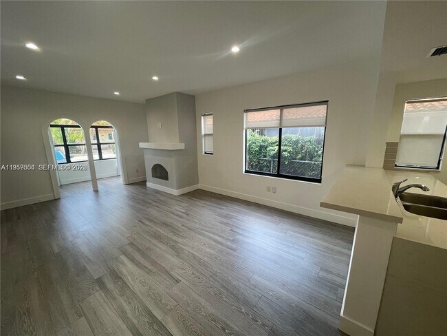 1637 SW 10th St in Miami, FL - Building Photo - Building Photo