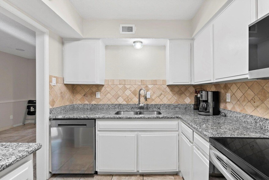 7900 Westheimer Rd, Unit 241 in Houston, TX - Building Photo