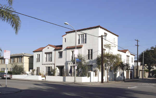 102 Pomona Ave in Long Beach, CA - Building Photo