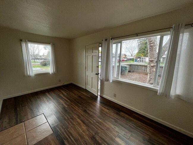 1660 Jennings Ave in Santa Rosa, CA - Building Photo - Building Photo