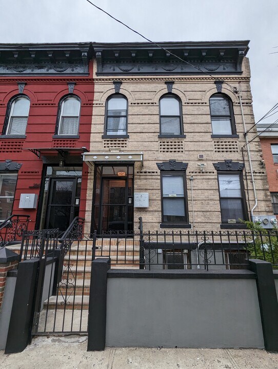 282 Montauk Ave in Brooklyn, NY - Building Photo