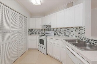 6292 NW 186th St in Hialeah, FL - Building Photo - Building Photo