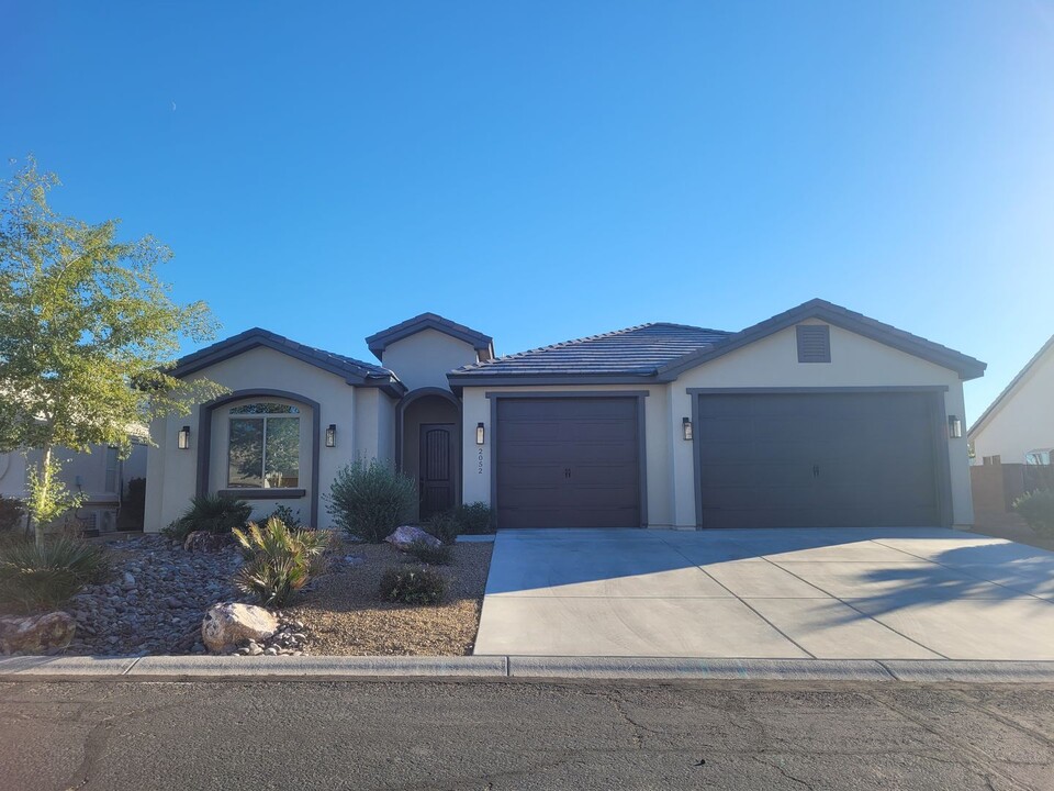 2052 Via Del Aqua Dr in Fort Mohave, AZ - Building Photo