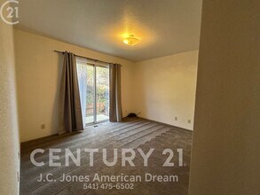 1868 NE Foothill Blvd in Grants Pass, OR - Building Photo - Building Photo