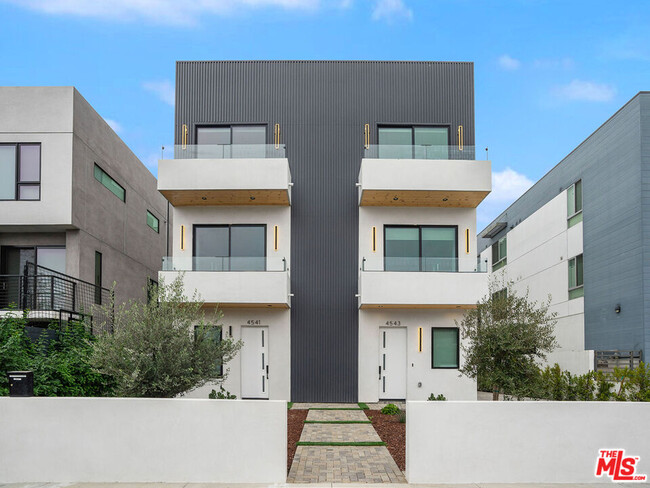 4541 Tujunga Ave in Los Angeles, CA - Building Photo - Building Photo