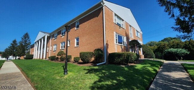 565 Grove St in Clifton, NJ - Building Photo - Building Photo