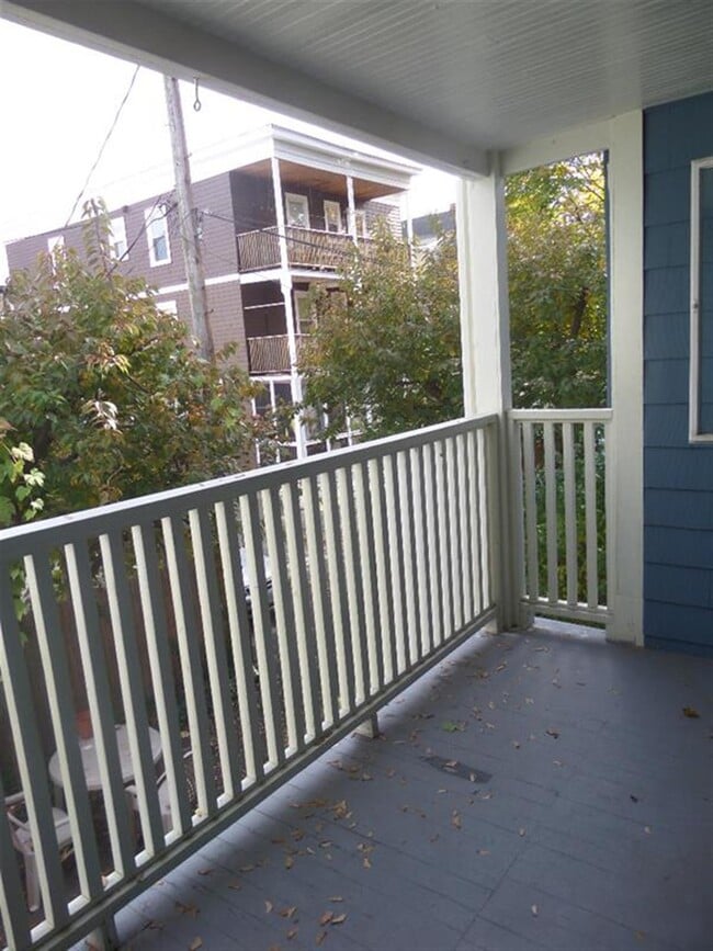 20R Reed St, Unit 1 in Cambridge, MA - Foto de edificio - Building Photo