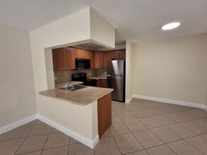 10922 Royal Palm Blvd in Coral Springs, FL - Building Photo - Building Photo