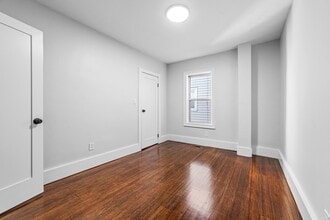 93 W Selden St in Boston, VA - Foto de edificio - Building Photo