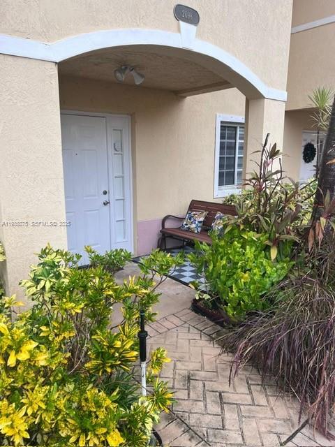 2098 NE 167th St in North Miami Beach, FL - Building Photo - Building Photo