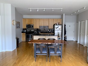2045 W Concord Plz, Unit 503 in Chicago, IL - Building Photo - Building Photo