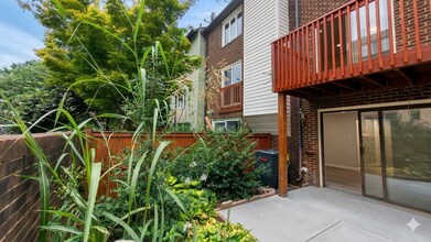 971 S Taylor St in Arlington, VA - Foto de edificio - Building Photo