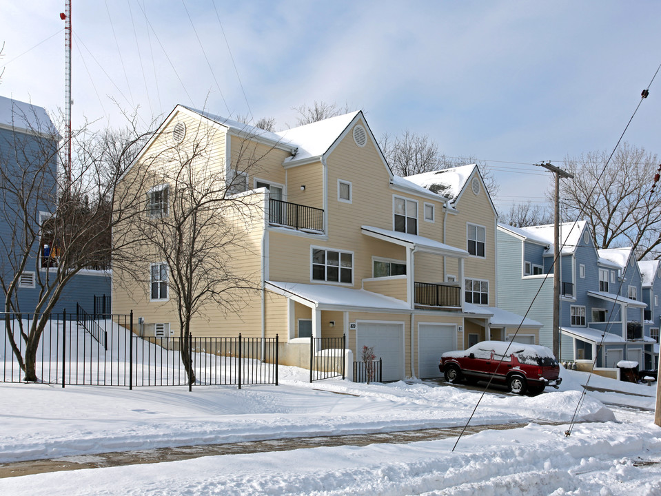 Signal Hill in Kansas City, MO - Building Photo