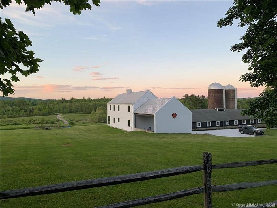 120 Lime Rock Rd in Salisbury, CT - Building Photo