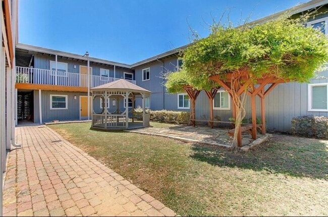 2401 Manor Rd, Unit 134 in Austin, TX - Building Photo - Building Photo