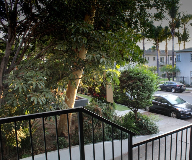 1818 N New Hampshire Ave, Unit 204A in Los Angeles, CA - Building Photo - Building Photo